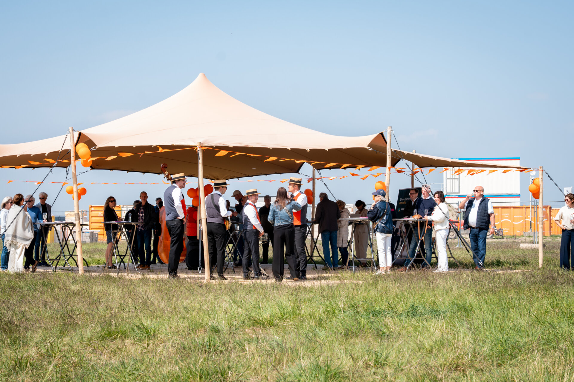 Tent bij de opening van de kijkwoning in Waterzande