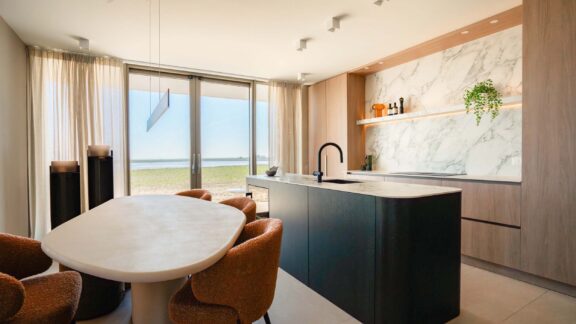 Keuken van het modelappartement in Waterzande