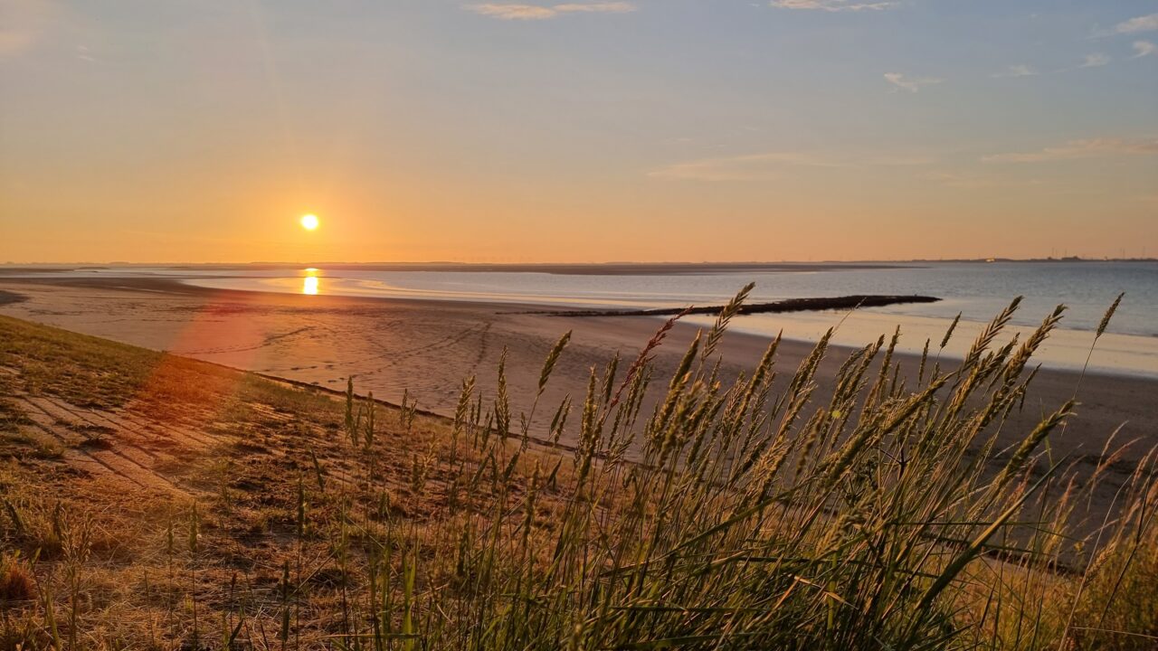 Zonsondergang aan het strand bij Waterzande