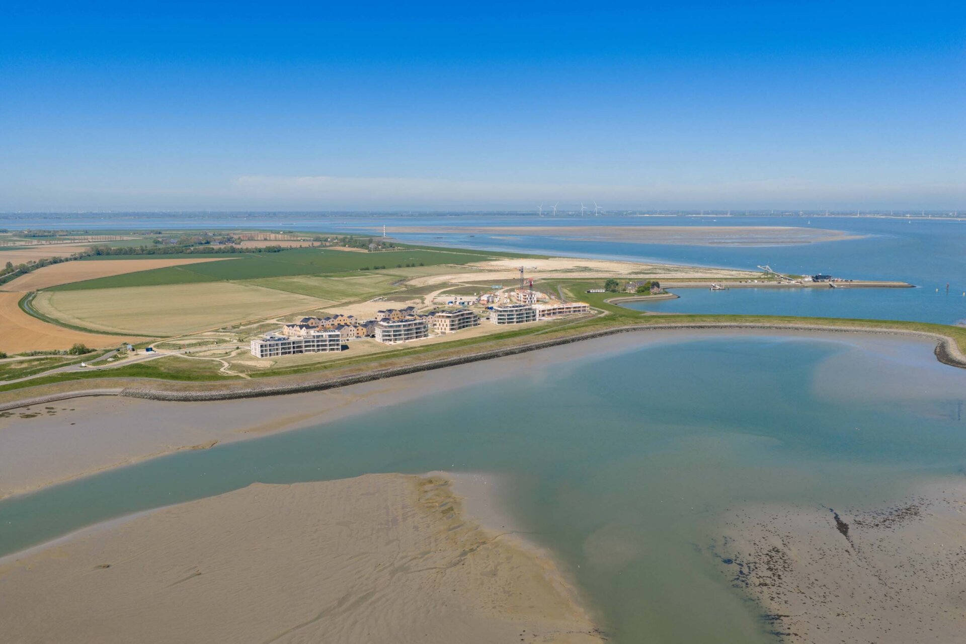 Luchtbeeld met een overzicht van Waterzande aan de Westerschelde