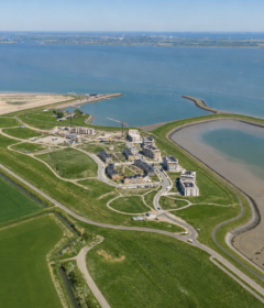 Luchtbeeld van Waterzande, de dijk en de Westerschelde