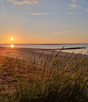 Zonsondergang aan het strand bij Waterzande