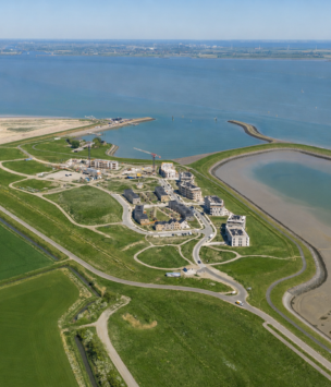 Luchtbeeld van Waterzande, de dijk en de Westerschelde