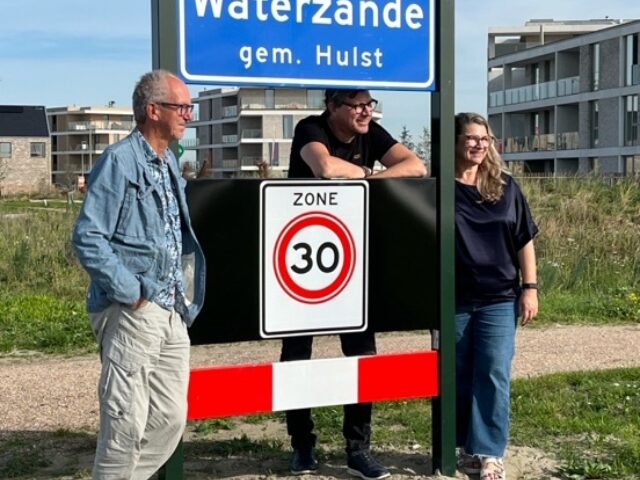 Plaatsnaambord van Waterzande bij de ingang van het dorp