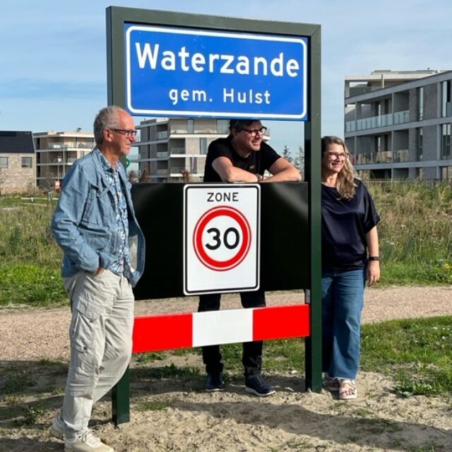 Plaatsnaambord van Waterzande bij de ingang van het dorp