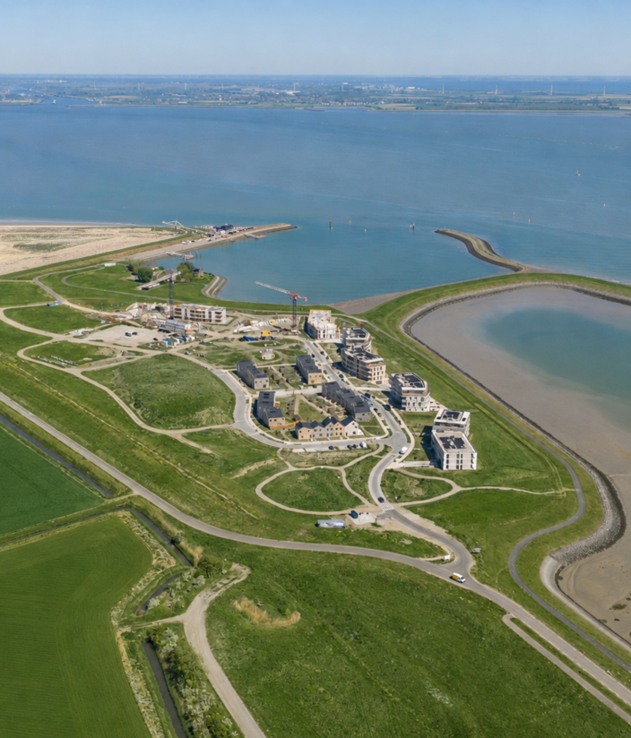 Luchtbeeld van Waterzande, de dijk en de Westerschelde