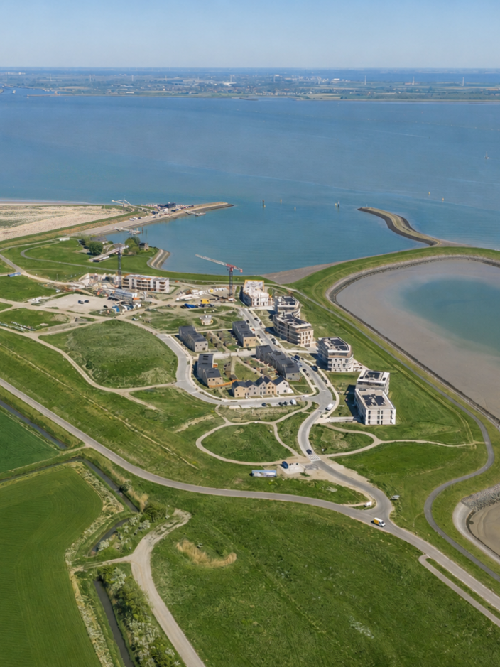 Luchtbeeld van Waterzande, de dijk en de Westerschelde