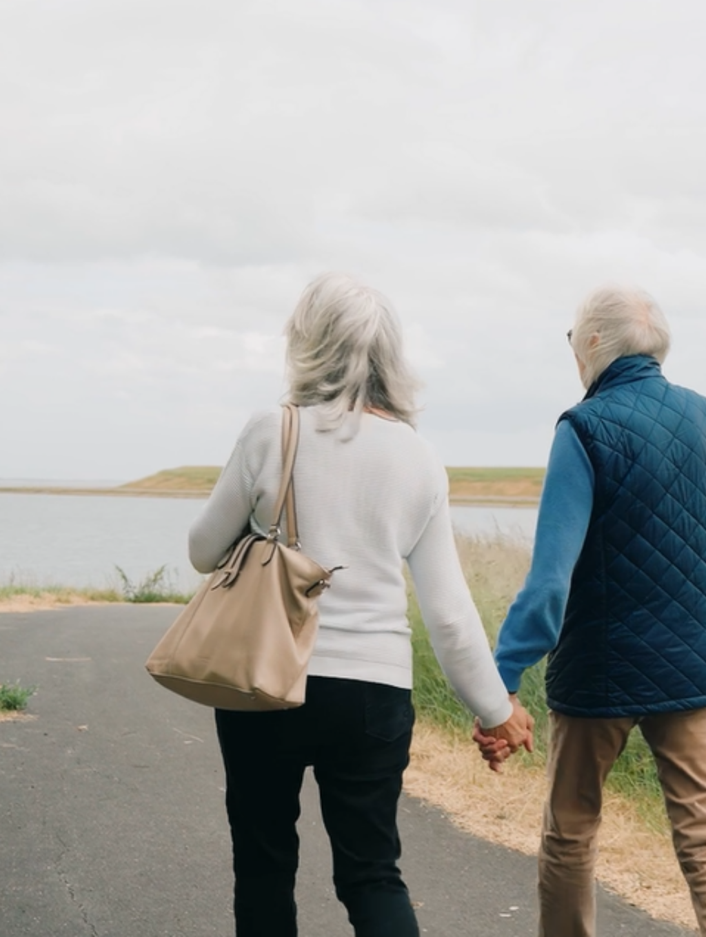 François en Jeanine wandelen langs de Westerschelde