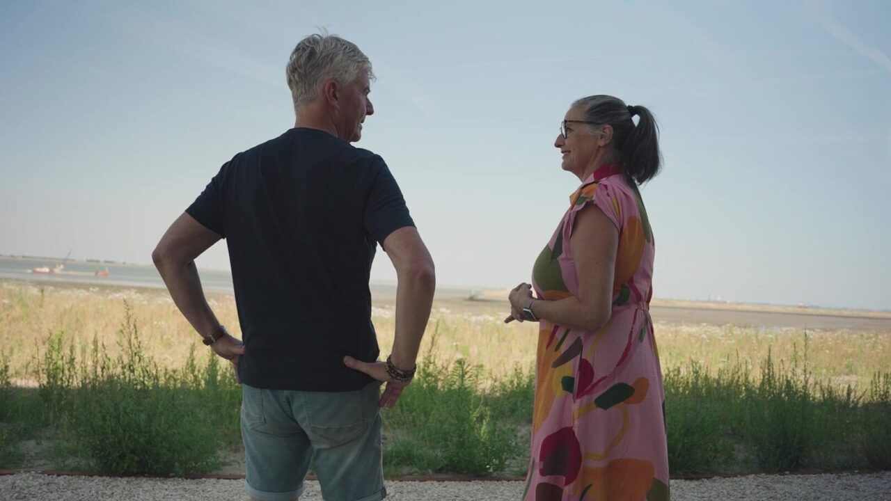 Dingena en Otto Tromp buiten in Waterzande