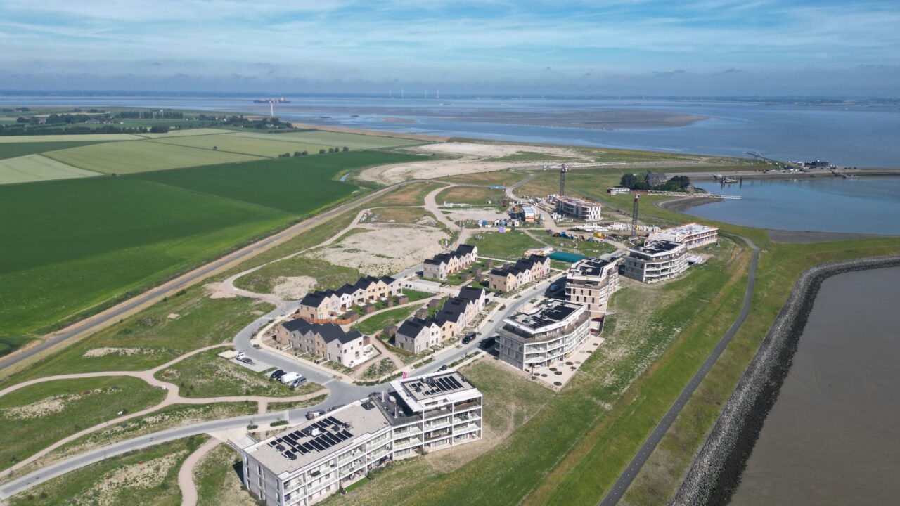 Luchtbeeld met een overzicht van Waterzande aan de Westerschelde